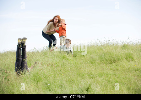 Famiglia divertendosi nel campo Foto Stock