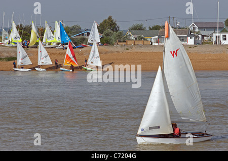 Viandante formazione yacht della vela sul fiume Deben, Felixstowe Ferry, Suffolk, Regno Unito. Foto Stock