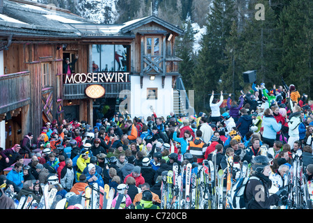 Gli sciatori, MOOSERWIRT rifugio sciistico, ST. ANTON AM ARLBERG, Tirolo, Austria Foto Stock