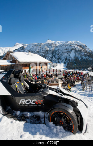 Auto DA CORSA DI FRONTE RUD-ALPE rifugio sciistico, Lech am Arlberg, Vorarlberg, Austria Foto Stock