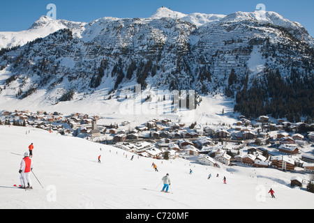 Gli sciatori, tracciato di sci, Lech am Arlberg, Vorarlberg, Austria Foto Stock