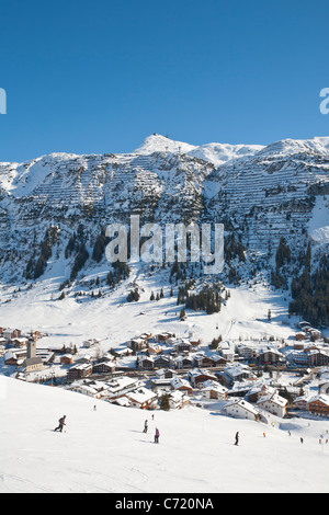 Gli sciatori e gli snowboarder, tracciato di sci, Lech am Arlberg, Vorarlberg, Austria Foto Stock