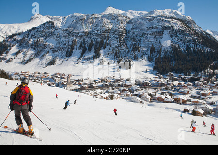 Gli sciatori, tracciato di sci, Lech am Arlberg, Vorarlberg, Austria Foto Stock