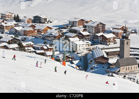 Lezione di sci, corsi per bambini, sciatori, tracciato di sci, Lech am Arlberg, Vorarlberg, Austria Foto Stock