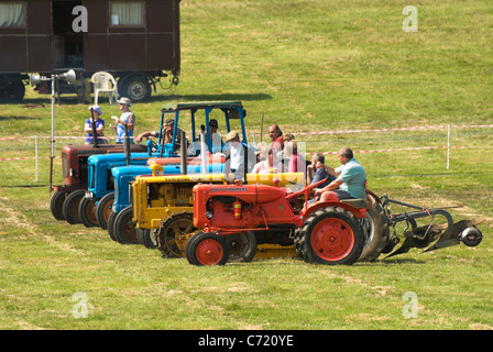 I trattori agricoli linea fino al Parco Wiston Rally di vapore nel West Sussex. Foto Stock