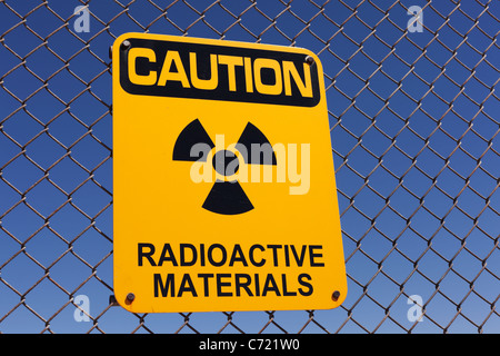 Un materiale radioattivo firmare in un recinto. Foto Stock