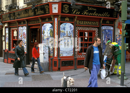 Zona bar sulla Plaza Puerta Cerrada, centro di Madrid Foto Stock