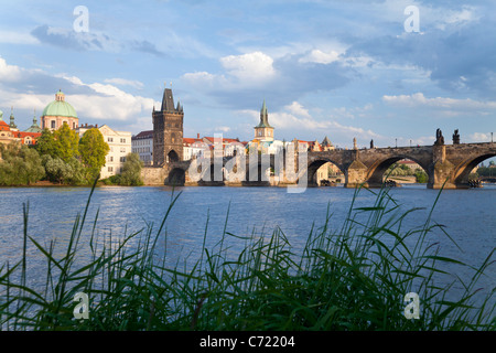 Il Ponte di Carlo e del fiume Vlatava, la Città Vecchia di Praga, patrimonio mondiale dell UNESCO, Repubblica Ceca, Europa Foto Stock