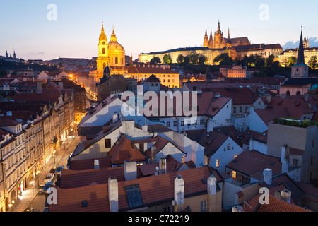 La cattedrale di San Vito e la chiesa di San Nicola, Praga, Repubblica Ceca Foto Stock