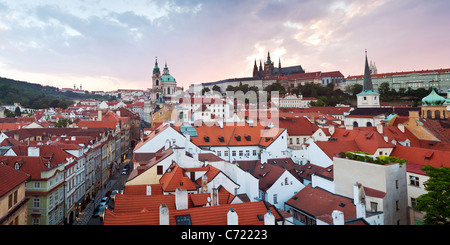 Vista sopra i tetti della città vecchia di Praga, Repubblica Ceca Foto Stock