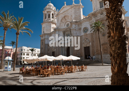 Persone in café Plaza de la Catedral Cadiz Spagna Foto Stock