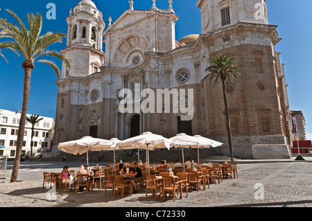 Persone in café Plaza de la Catedral Cadiz Spagna Foto Stock