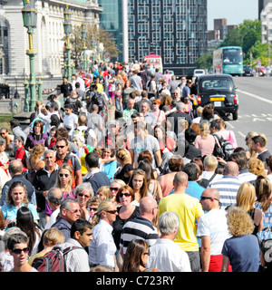 Estate stagione affollata scena di strada vista aerea guardando giù da Sopra su una folla di turisti turistici sul Ponte di Westminster Londra Inghilterra Regno Unito Foto Stock