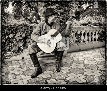 Gaucho di cantare e suonare la chitarra, San Antonio de Areco, Provincia di Buenos Aires, Argentina Foto Stock