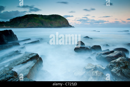 Una lunga esposizione seascape con acqua sfocata Foto Stock