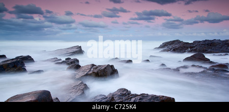 Una lunga esposizione seascape con acqua sfocata Foto Stock