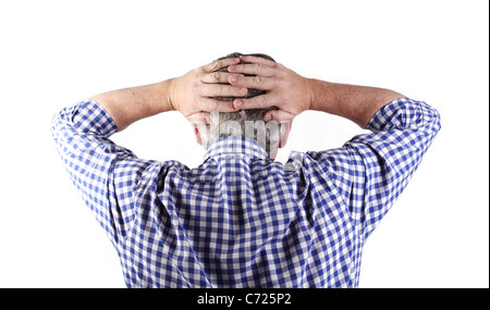 Uomo di mezza età tenendo le mani sulla sua testa contro uno sfondo bianco Foto Stock