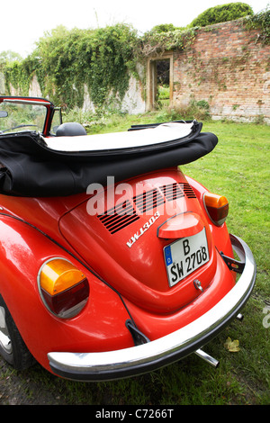 Celebrity chef Sarah Wieners classico rosso VW Beetle parcheggiata in un Victorian walled garden nel Dorset. Le riprese in 2011 per 2012 Germa Foto Stock