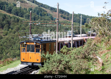 Rhune i treni turistici su una ferrovia a cremagliera al momento di smistamento (Francia). Treni touristiques de la Rhune se croisant (Francia). Foto Stock