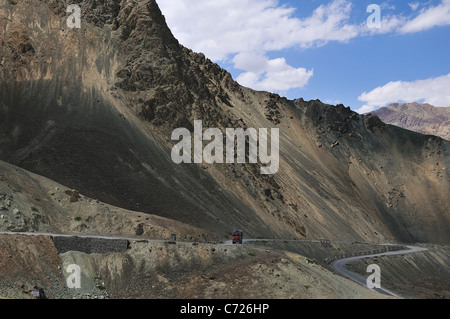 Vista sulla montagna tra Lamayuru a Khaltse nel desolato Zanskar montagne. Foto Stock