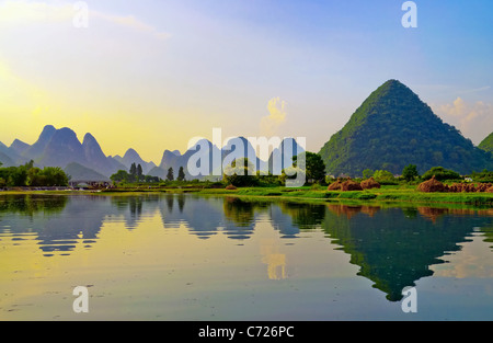 La riflessione del muntains nel fiume Li orizzontale sul tramonto, Yangshuo vicino a Guilin, Cina Foto Stock