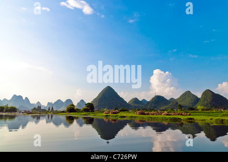 La riflessione del muntains nel fiume Li paesaggio nella luce del mattino, Yangshuo vicino a Guilin, Foto Stock