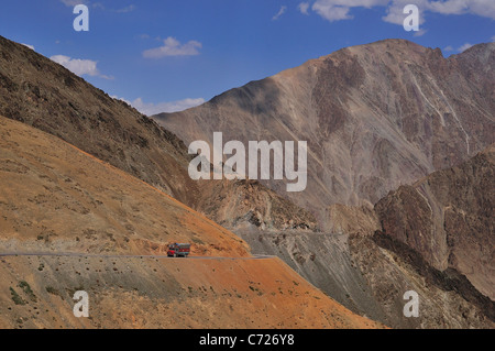 Avvolgimento strada spaventosa tra Lamayuru a Khaltse nel desolato Zanskar montagne. Foto Stock