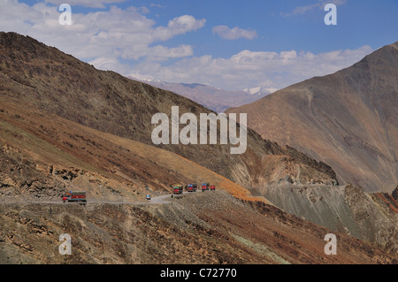 Avvolgimento strada spaventosa tra Lamayuru a Khaltse nel desolato Zanskar montagne. Foto Stock