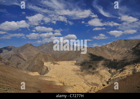 Avvolgimento strada spaventosa tra Lamayuru a Khaltse nel desolato Zanskar montagne. Foto Stock