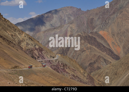 Avvolgimento strada spaventosa tra Lamayuru a Khaltse nel desolato Zanskar montagne. Foto Stock