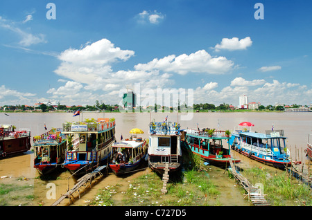 Le imbarcazioni turistiche a phnom penh riverside Cambogia Foto Stock