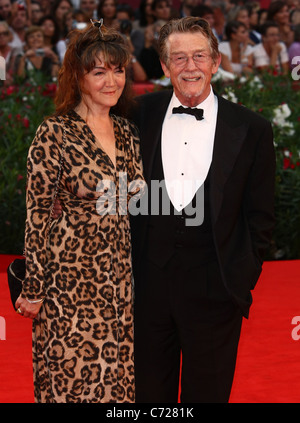 JOHN HURT ANWEN REES MEYERS TINKER TAILOR SOLDIER SPY. PREMIERE. 68ESIMO FESTIVAL DEL CINEMA DI VENEZIA LIDO VENEZIA ITALIA 05 Septembe Foto Stock