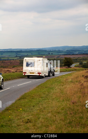 Auto trainante carovan guida attraverso Exmoor National Park, Devon UK nel mese di agosto - caravan turismo caravanning Foto Stock