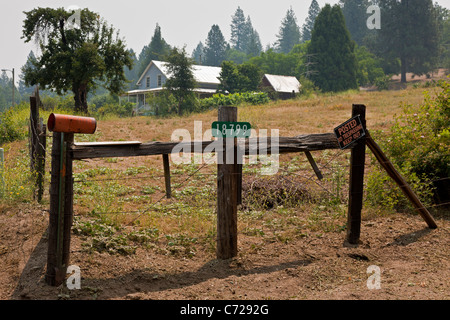 Casa, recinzione e campo in Groveland, un pioniere gold rush town sulla Route 120 vicino al Parco Nazionale di Yosemite in California, Stati Uniti d'America. JMH5271 Foto Stock