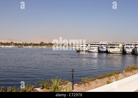 Navi da crociera sul fiume Nilo, Luxor, Egitto. Foto Stock