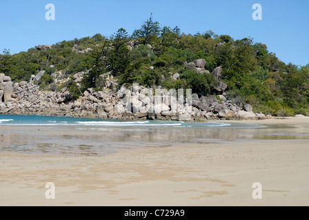 Spiaggia e massi di granito, firenze bay, Magnetic Island, Queensland, Australia Foto Stock