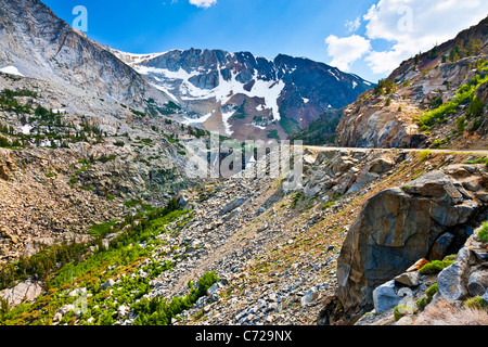 Lee Vining grado di Tioga Pass Road, a est di Yosemite National Park, Stati Uniti d'America. JMH5298 Foto Stock