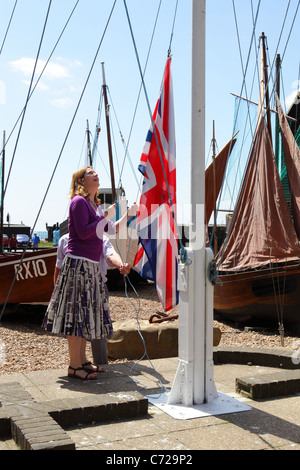 Amber Rudd ex deputato per Hastings e Rye, alzando la bandiera Union Jack alla cerimonia di apertura della Old Town Week, East Sussex, Inghilterra Foto Stock