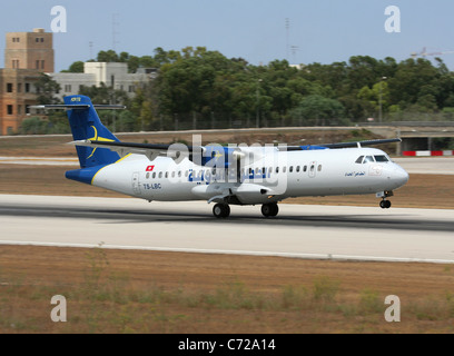 Tuninter ATR 72 breve raggio aereo a turboelica decollare da Malta Foto Stock