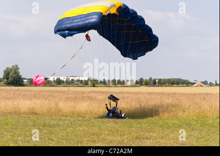 Due tandem ponticelli paracute sbarco dopo essere riaccompagnati al Ellough airfield vicino a Beccles nel Suffolk , Inghilterra , Inghilterra , Regno Unito Foto Stock