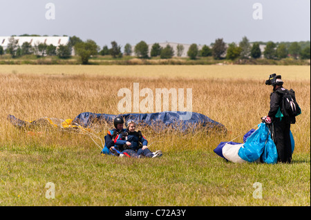 Due tandem ponticelli paracute sbarco dopo essere riaccompagnati al Ellough airfield vicino a Beccles nel Suffolk , Inghilterra , Inghilterra , Regno Unito Foto Stock