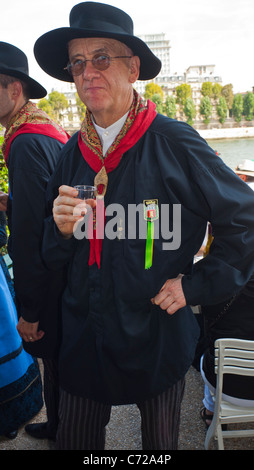 Parigi, Francia, Francese Fo-od e il Festival del Vino, San Pourcinois, Francese uomo in abito tradizionale, bere un bicchiere di vino Foto Stock