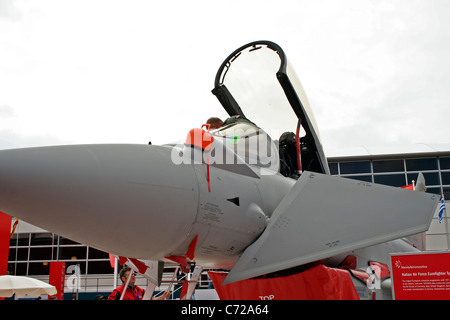 La visualizzazione da parte di BAE Systems Eurofighter Typhoon a Farnborough Airshow internazionale Foto Stock
