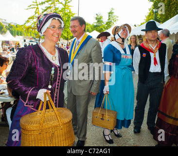 Parigi, Francia, Fo-od e Festival del vino, San Pourcinois, francesi in abito tradizionale, divertimento vacanze Foto Stock