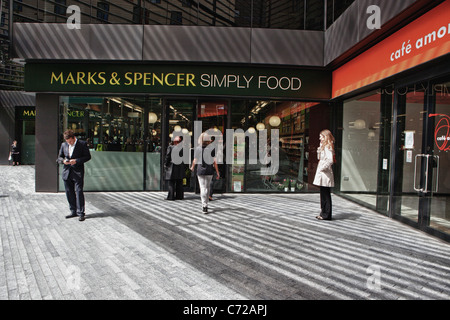 Persone in piedi fuori caffetteria in Street a Londra, Inghilterra Foto Stock