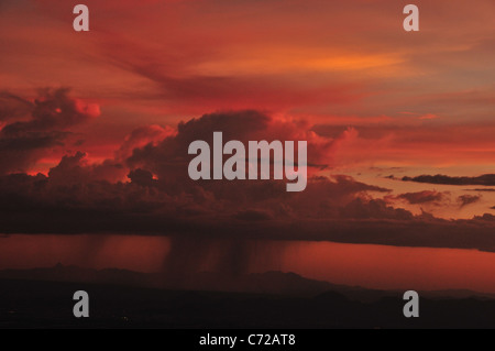 Una doccia monsonica al tramonto visto dal punto di Ventoso, Mount Lemmon, Foresta Nazionale di Coronado, Deserto Sonoran, Tucson, Arizona, Stati Uniti. Foto Stock