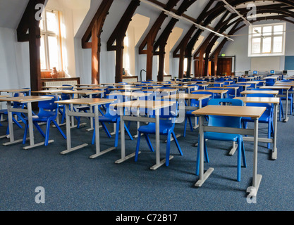 Grande aula scolastica con scrivanie e sedie in Campbell College di Belfast Foto Stock