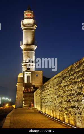 Il cosiddetto "egiziano' faro al vecchio porto veneziano della cittadina di Chania, intorno al 'blu' ora. Isola di Creta, Grecia Foto Stock