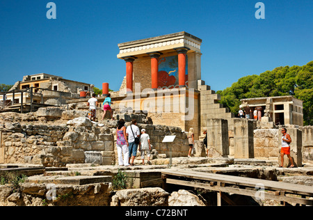 Vista parziale del palazzo minoico di Cnosso con caratteristica di colonne e un affresco di un toro dietro. Creta, Grecia Foto Stock