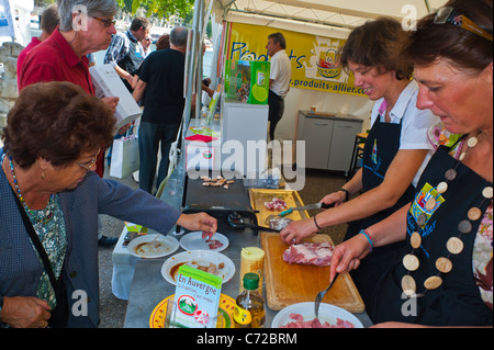 Parigi, Francia, gente piccola, in visita al French Food and Wine Festival, St Pourcinois, donne che cucinano carne biologica locale, fornitore di cibo di strada, gusto di parigi Foto Stock